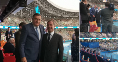 Додик седео са Медведевим у свечаној ложи, а онда УСТАО И ИЗАШАО – на стадиону мук! Додик седео са Медведевим у свечаној ложи, а онда УСТАО И ИЗАШАО – на стадиону мук!