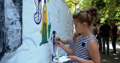 Сликари и пролазници осликавали платно на прокупачком шеталишту Сликари и пролазници осликавали платно на прокупачком шеталишту